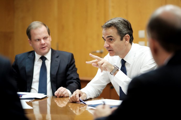 Unser Foto (© Pressebüro des Premiers) entstand am Donnerstag (1.8.) im Transportministerium. Abgebildet sind Ministerpräsident Kyriakos Mitsotakis (r.) und Transportminister Kostas Achilleas Karamanlis.