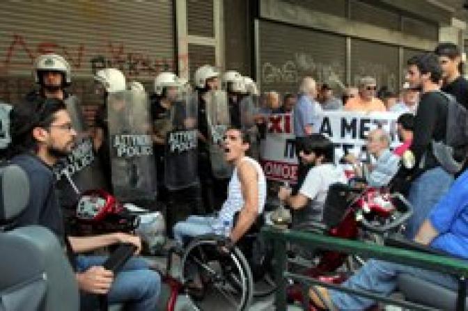 Behinderte demonstrieren für die Auszahlung ausstehender Gelder