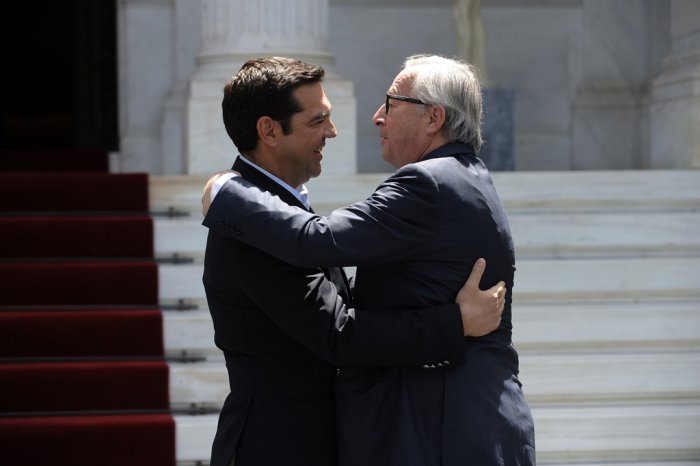 Unser Archivfoto (© Eurokinissi) zeigt den Präsidenten der Europäischen Kommission Jean-Claude Juncker (r.) und Griechenlands Premierminister Alexis Tsipras.