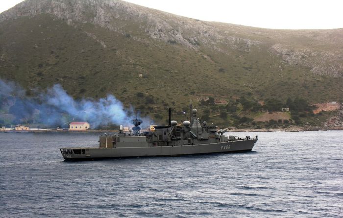 Unser Archivfoto (© Eurokinissi) zeigt die Fregatte „Nikiforos Fokas“ der griechischen Marine vor der Insel Leros. Die „Nikiforos Fokas“ soll in den kommenden vier Monaten die Aktionen des türkischen Forschungsschiffes „Barbaros“ beobachten.