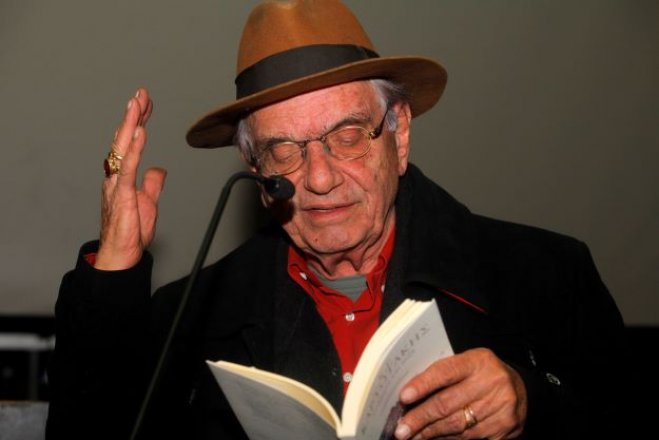 Unser Foto (© Eurokinissi) zeigt den Schriftsteller Vassilis Vassilikos bei einer Lesung im Jahr 2012.