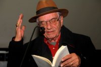 Unser Foto (© Eurokinissi) zeigt den Schriftsteller Vassilis Vassilikos bei einer Lesung im Jahr 2012.