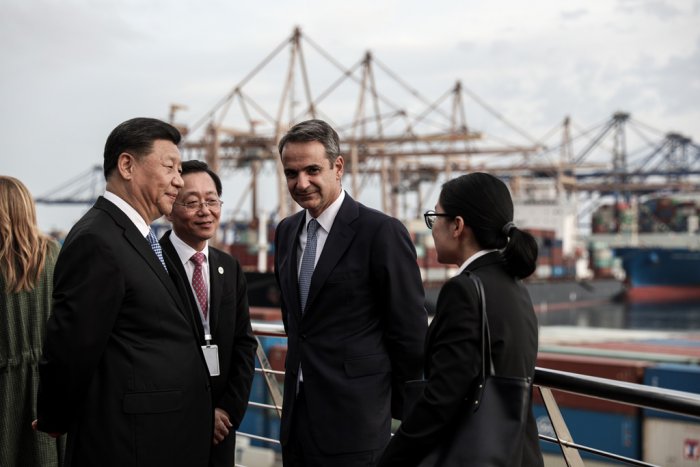 Unser Archivfoto (© Eurokinissi) zeigt den chinesischen Präsidenten Xi Jinping (li.) und den griechischen Premierminister Kyriakos Mitsotakis vor dem Hafen von Piräus.