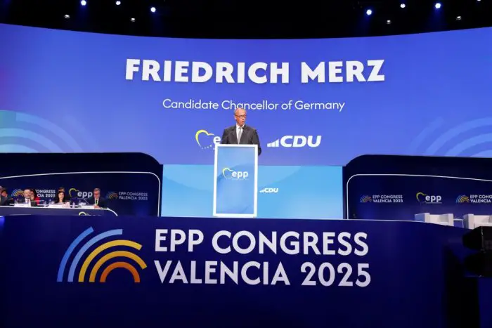 Unser Archivfoto (© Eurokinissi) zeigt den neuen deutschen Bundeskanzler Friedrich Merz Ende April während eines Parteikongresses der Europäischen Volkspartei, in dessen Rahmen er sich auch mit dem griechischen Premierminister Kyriakos Mitsotakis getroffen hatte.