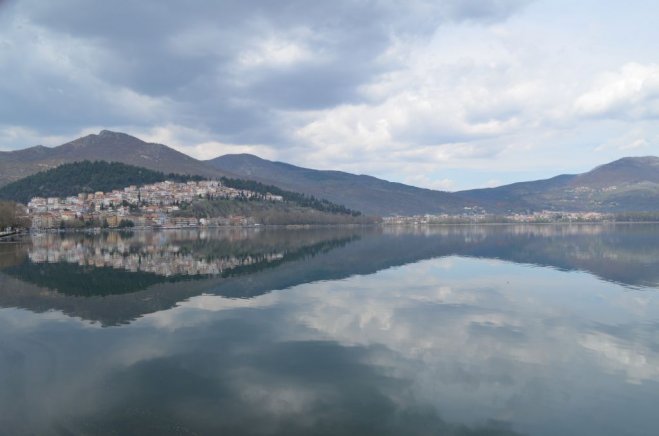 Unser Archivfoto (© Griechenland Zeitung / Jan Hübel) zeigt Kastoria mit Blick über den See.