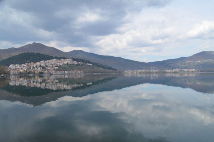 Unser Archivfoto (© Griechenland Zeitung / Jan Hübel) zeigt Kastoria mit Blick über den See.