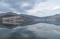 Unser Archivfoto (© Griechenland Zeitung / Jan Hübel) zeigt Kastoria mit Blick über den See.