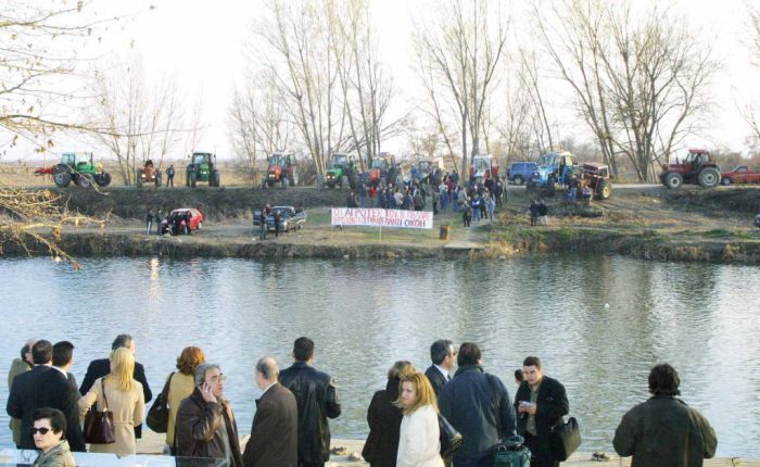 Unser Archivfoto (© Eurokinissi) entstand im Jahr 2002 während einer Demonstration von Landwirten in der Region Pella in Nordgriechenland.