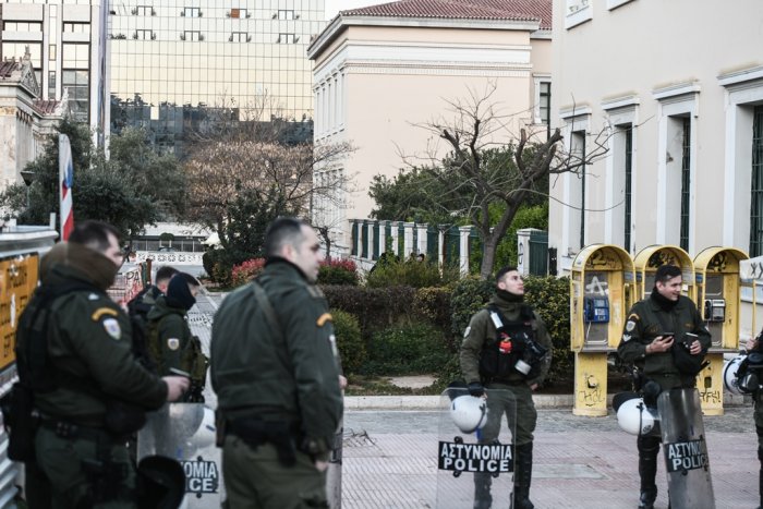 Unser Foto (© Eurokinissi) zeigt die Polizei vor Ort an der Kapodistrischen Universität Athen.