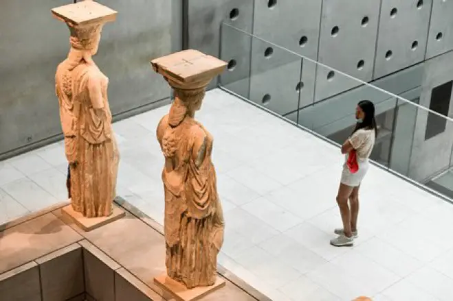 Zwei Karyatiden im Akropolismuseum von Athen (Foto: © Eurokinissi) 