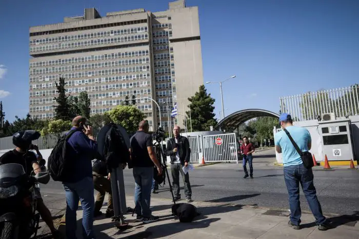 Unser Foto (© Eurokinissi) entstand am Montagmorgen vor dem Ministerium für Bürgerschutz an der Athener Katechaki-Straße.