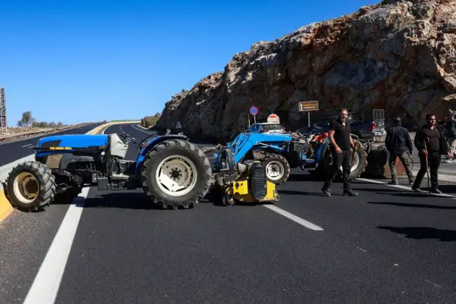 Unser Archivfoto (© Eurokinissi) zeigt eine der Straßenblockaden auf der Nationalstraße VOAK auf Höhe der alten KTEO in Karteros am 29.10.