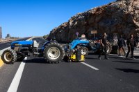 Unser Archivfoto (© Eurokinissi) zeigt eine der Straßenblockaden auf der Nationalstraße VOAK auf Höhe der alten KTEO in Karteros am 29.10.