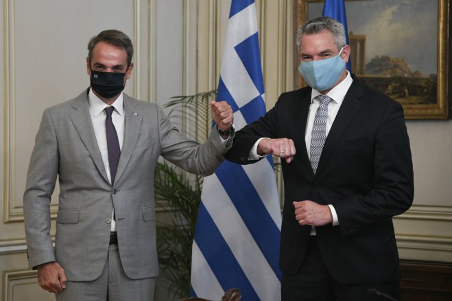 Unser Foto (© Eurokinissi) entstand während eines Besuches zwischen dem griechischen Ministerpräsidenten Kyriakos Mitsotakis und dem österreichischen Innenminister Karl Nehammer.