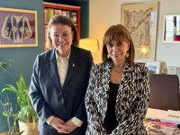 Unser Foto (© Facebook – Kulturministerium) zeigt die ehemalige Staatspräsidentin Katerina Sakellaropoulou (r.) neben Kulturministerin Lina Mendoni.