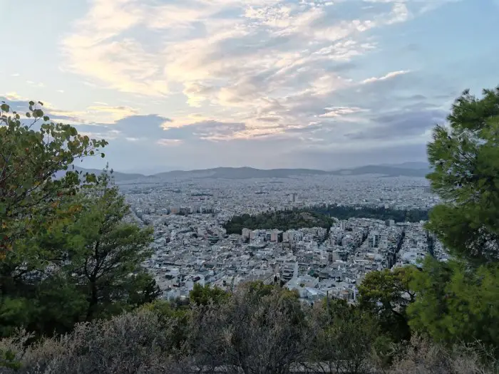 Foto (© Griechenland Zeitung / Josephine Werner): Der Himmel vom Lykabettus-Hügel.