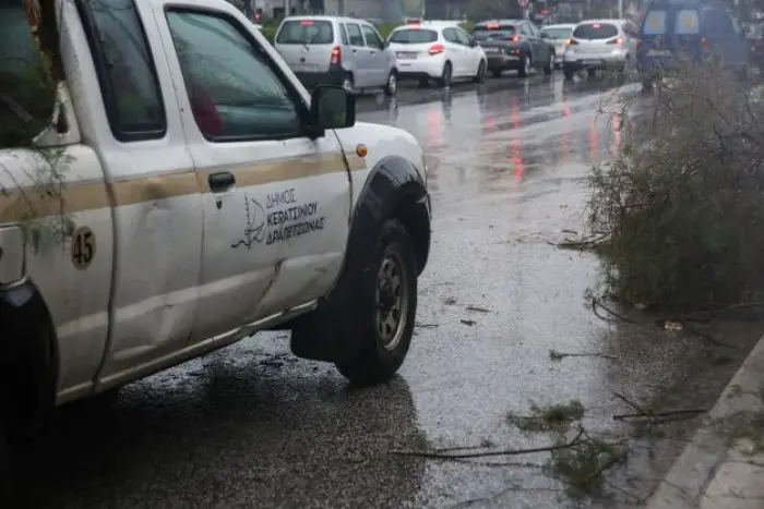 Foto (© Eurokinissi): Unwetter „Byron“ in Keratsini