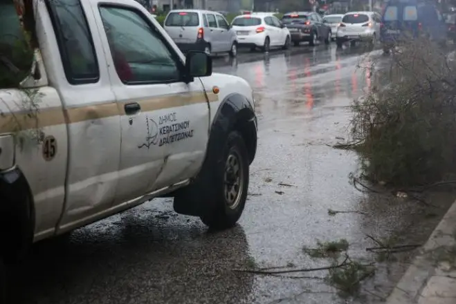Foto (© Eurokinissi): Unwetter „Byron“ in Keratsini
