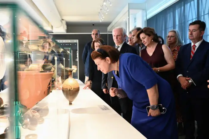 Unser Foto (© Pressestelle des Kulturministeriums) zeigt Kulturministerin Lina Mendoni im Archäologischen Museum von Argos.