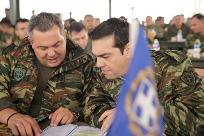 Unser Archivfoto (© Eurokinissi) zeigt Ministerpräsident Alexis Tsipras (r.) und den ehemaligen Verteidigungsminister Panos Kammenos während des Militärmanövers Parmenion.