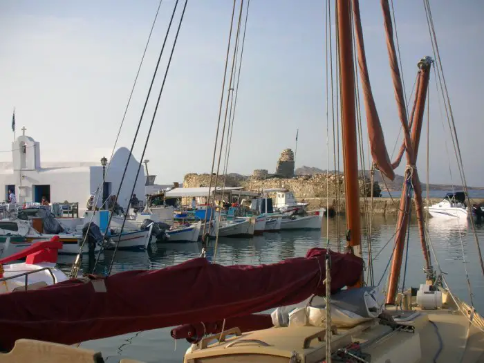 Foto (© Griechenland Zeitung / Klaus Bötig): Naoussa ist einer der Hauptschauplätze in den Paros Krimis von Peter Pachel.