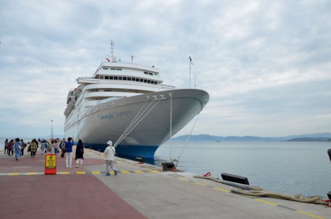 Unser Archivfoto (Griechenland Zeitung / Jan Hübel) zeigt das Kreuzfahrtschiff Celestyal Olympia im April 2019. Betrieben wird es von der zyprischen Reederei Celestyal Cruises. Sie ist vor allem im östlichen Mittelmeer aktiv und bezieht bevorzugt griechische Häfen in ihr Programm ein.