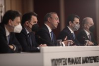 Unsere Fotos (© Eurokinissi) entstanden am Donnerstag (17.3.) während einer Pressekonferenz mit den Ministern für Finanzen Christos Staikouras, für Umwelt und Energie Kostas Skrekas, für Agrarwirtschaft und Lebensmittel Jorgos Georgantas sowie dem stellvertretenden Finanzminister Thodoros Skylakakis.