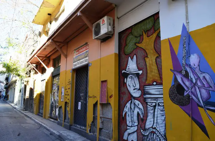 Foto (© Griechenland Zeitung / Jan Hübel): Die griechische Hauptstadt mit ihren Graffitis.