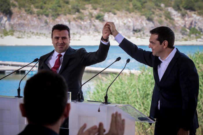 Unser Archivfoto (© Eurokinissi) zeigt den früheren Ministerpräsidenten Griechenlands Alexis Tsipras (r.) gemeinsam mit dem Premierminister Nordmazediniens Zoran Zaef.