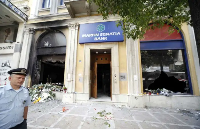 Unsere Archivfotos (© Eurokinissi) entstanden 2010 vor der Marfin-Bank in Athen.