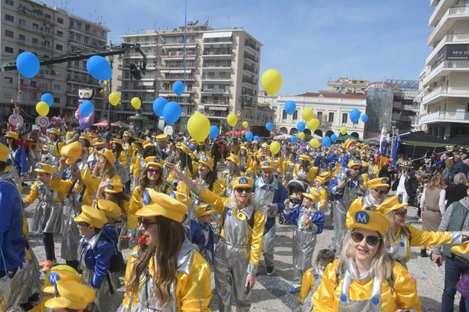 Unser Foto (© Eurokinissi) zeigt einen Karnevalsumzug in Patras am vergangenen Wochenende.