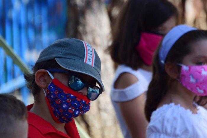 Unser Foto (©Eurokinissi) zeigt Erstklässler mit Maske in einer Schule in Nafplio. 