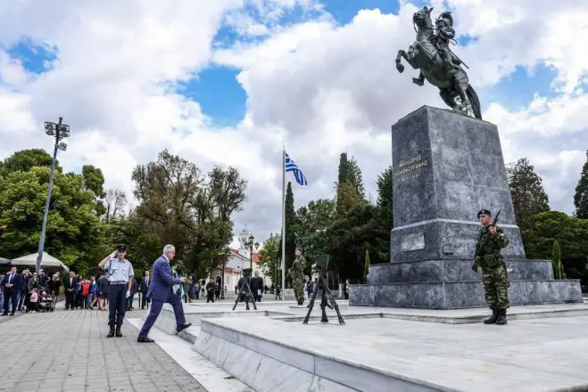 Unser Foto (© Eurokinissi) zeigt Staatspräsident Konstantinos Tassoulas vor der Kolokotronis-Statue am Areos-Platz in Tripolis.