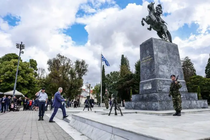 Unser Foto (© Eurokinissi) zeigt Staatspräsident Konstantinos Tassoulas vor der Kolokotronis-Statue am Areos-Platz in Tripolis.