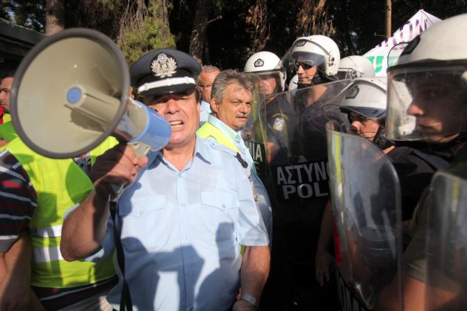 Uniformierte protestieren in Athen gegen Gehaltskürzungen