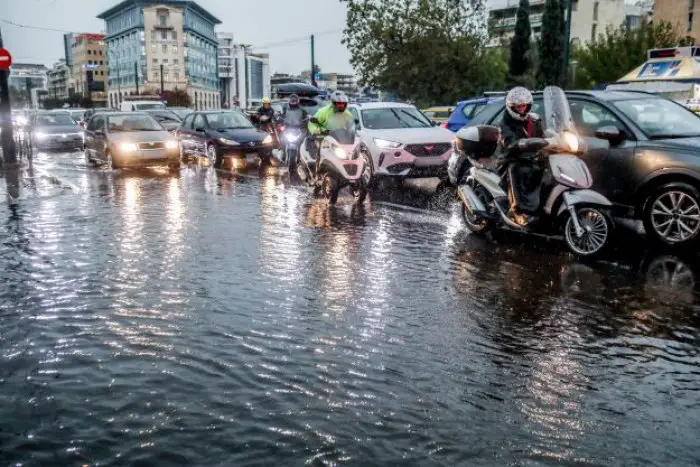 Unser Foto (© Eurokinissi) zeigt die überschwemmten Straßen Athens am 28.11.2025.