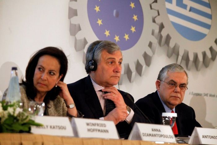 Unser Archivfoto (© Eurokinissi) zeigt Tajani (m.) während eines Kongresses in Griechenland im Jahre 2012.
