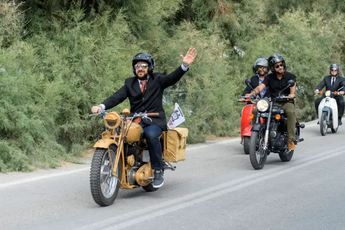 Unsere Fotos (© Eurokinissi) sind am Sonntag (30.9.) auf der Insel Santorin im Rahmen des Distinguished Gentleman's Ride entstanden.