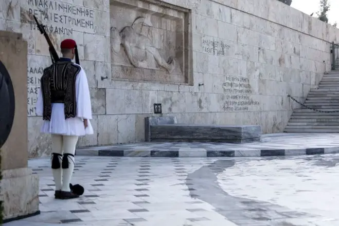 Unser Archivfoto (© Eurokinissi) zeigt das Denkmal des unbekannten Soldaten vor dem Parlamentsgebäude in Athen.