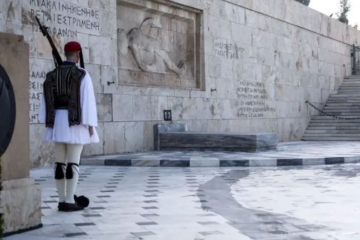 Unser Archivfoto (© Eurokinissi) zeigt das Denkmal des unbekannten Soldaten vor dem Parlamentsgebäude in Athen.
