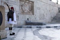 Unser Archivfoto (© Eurokinissi) zeigt das Denkmal des unbekannten Soldaten vor dem Parlamentsgebäude in Athen.