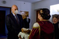 Unser Foto (© Eurokinissi) entstand Ende Januar während eines offiziellen Besuchs des griechischen Außenministers Nikos Dendias in der Ukraine.