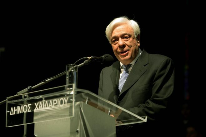 Unser Foto (© Eurokinissi) zeigt Staatspräsident Prokopis Pavlopoulos während seiner Rede am Sonntag in Chaidari.