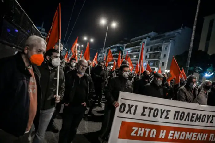Die KP Griechenlands protestierte in Athen vor der russischen Botschaft und marschierte danach zur US-Botschaft (Foto: © Eurokinissi)