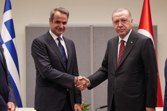 Unsere Fotos (© Eurokinissi) entstanden am Mittwoch während des offiziellen Treffens zwischen dem griechischen Premierminister Kyriakos Mitsotakis (l.) und dem türkischen Präsidenten Recep Tayyip Erdogan in New York.