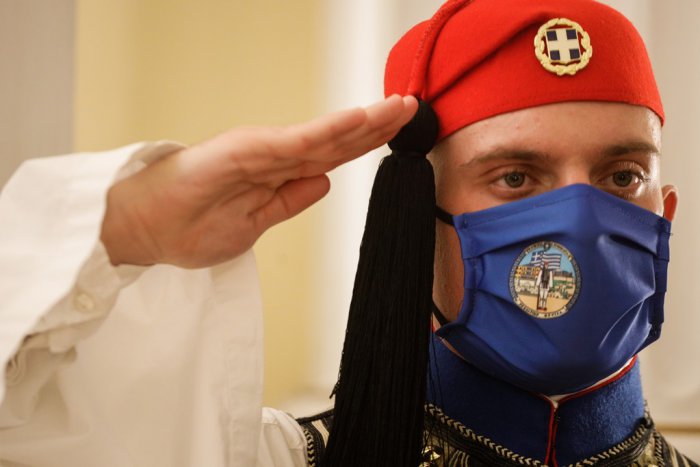 Auch hier herrscht Maskenpflicht: Unser Foto (© Eurokinissi) zeigt einen Evzonen bzw. Soldaten der Präsidialgarde im Amtssitz von Staatspräsidenten Katerina Sakellaropoulou. 