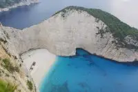 Unser Archiv-Foto (© Eurokinissi) zeigt den Navagio Strand auf Zakynthos mit dem dort havarierten Frachter „Panagiotis“.