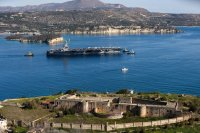 Unser Foto (© Eurokinissi) zeigt den US-Flugzeugträger Gerald R. Ford in der Bucht von Souda.