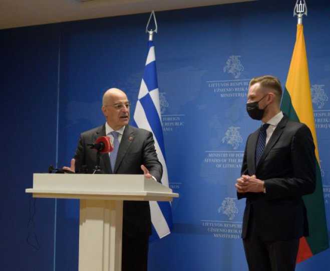 Unser Foto (© Eurokinissi) entstand während eines offiziellen Besuches des griechischen Außenministers Nikos Dendias (l.) in Litauen.