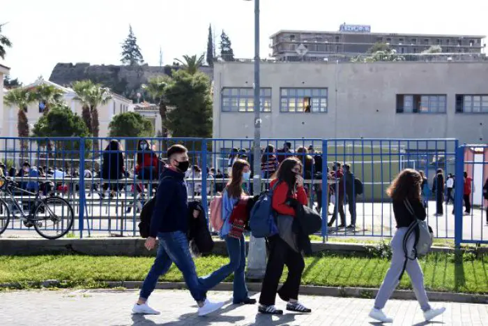 Unser Archivfoto (© Eurokinissi) entstand vor einer Schule in der Argolis auf der Peloponnes.